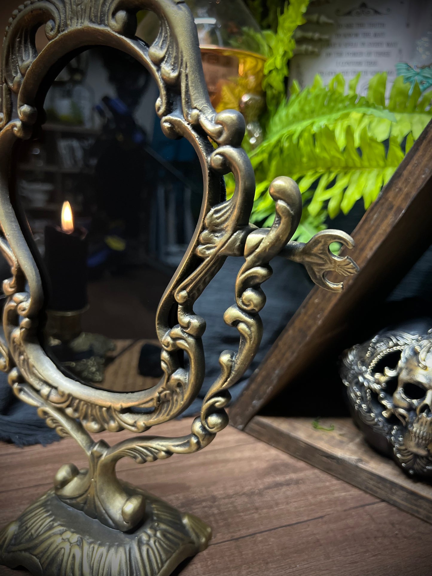 Scrying Mirror - Heirloom Tilt Hourglass Black Mirror MM118