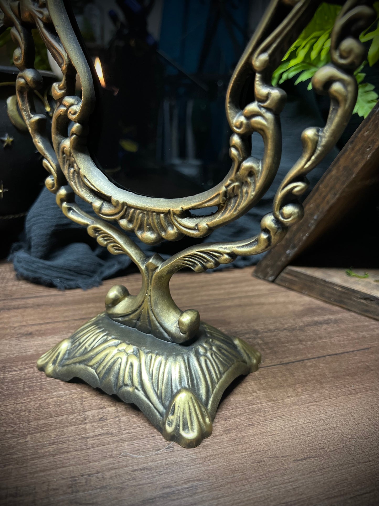 Scrying Mirror - Heirloom Tilt Hourglass Black Mirror MM118