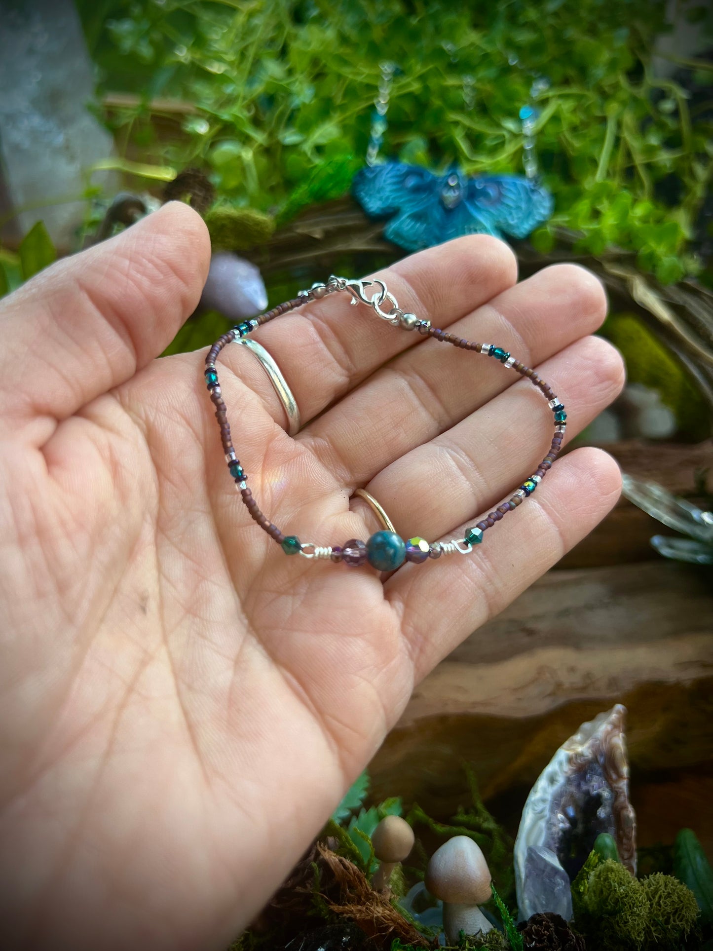 Lightweight beaded bracelet with violet seed beads and iridescent details